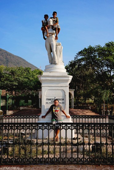#Isla El Tigre_Jimmy and pals atop the statue
