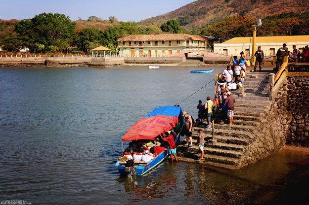#Isla El Tigre_Tourists at the pier