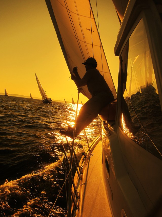 2014_Boat US_Adjusting the Leech Cord